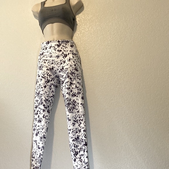 Balance Collection High Waisted Leggings with Pockets - Picture 6 of 9